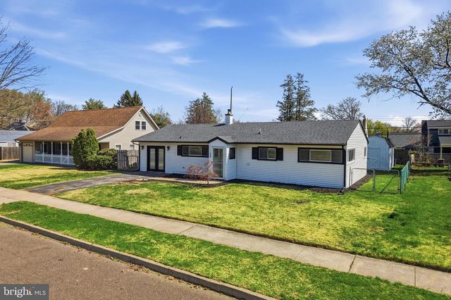 110 DEEP DALE DR E, Levittown, PA 19056