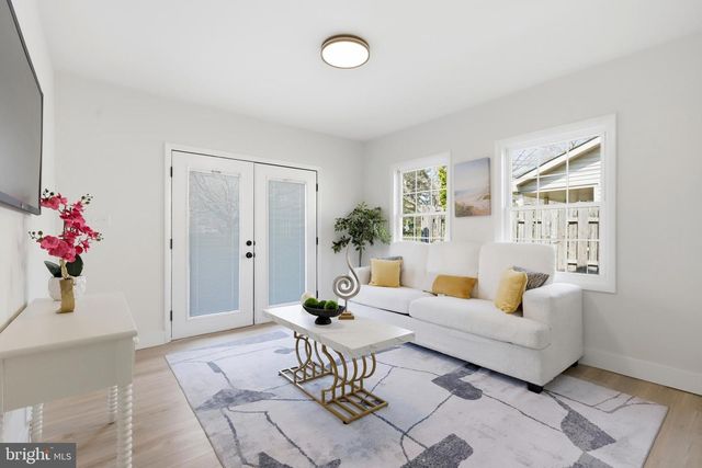 110 DEEP DALE DR E, Levittown, PA 19056