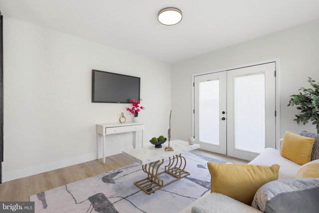 110 DEEP DALE DR E, Levittown, PA 19056