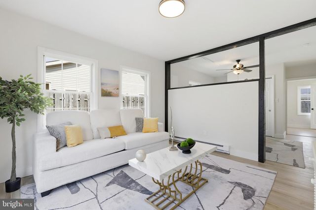 110 DEEP DALE DR E, Levittown, PA 19056