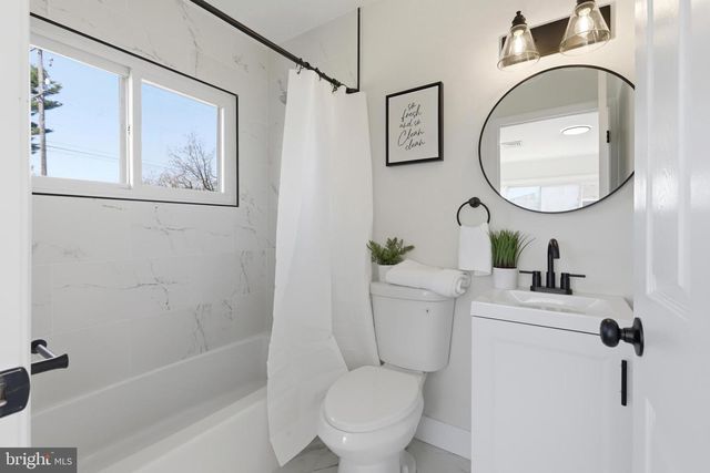 110 DEEP DALE DR E, Levittown, PA 19056