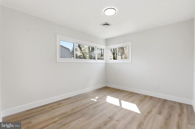 110 DEEP DALE DR E, Levittown, PA 19056