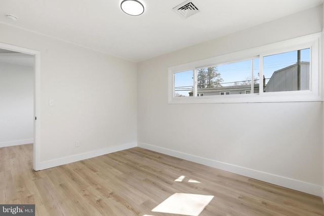 110 DEEP DALE DR E, Levittown, PA 19056