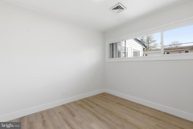 110 DEEP DALE DR E, Levittown, PA 19056