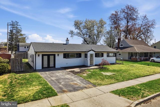 110 DEEP DALE DR E, Levittown, PA 19056