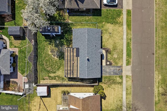 110 DEEP DALE DR E, Levittown, PA 19056