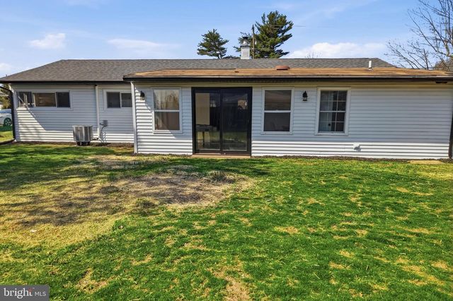 110 DEEP DALE DR E, Levittown, PA 19056