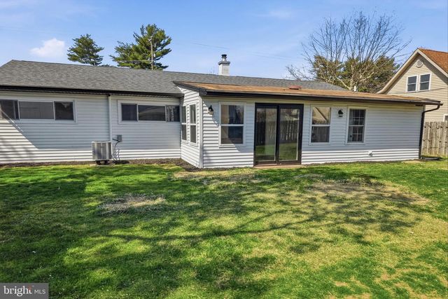 110 DEEP DALE DR E, Levittown, PA 19056