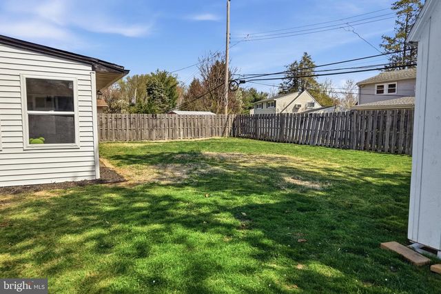 110 DEEP DALE DR E, Levittown, PA 19056