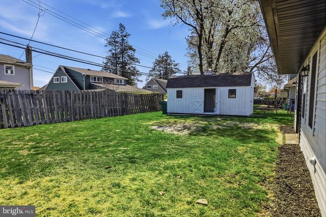 110 DEEP DALE DR E, Levittown, PA 19056