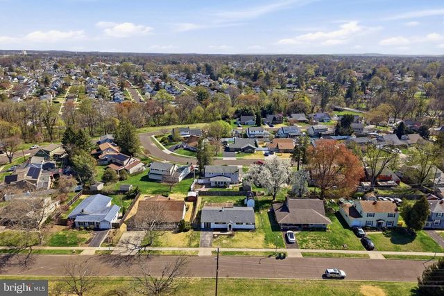 110 DEEP DALE DR E, Levittown, PA 19056