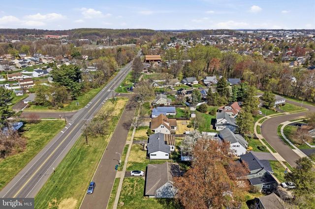 110 DEEP DALE DR E, Levittown, PA 19056