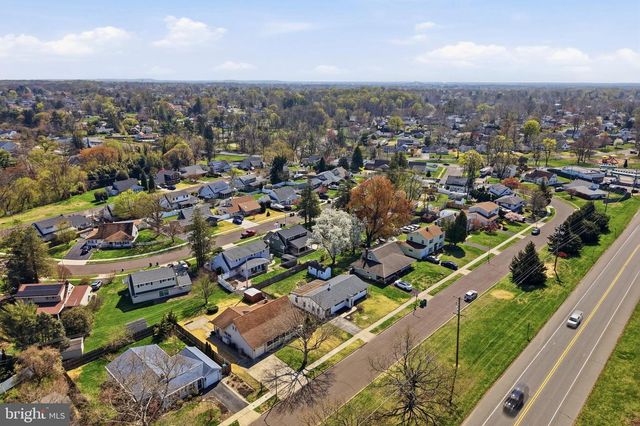 110 DEEP DALE DR E, Levittown, PA 19056