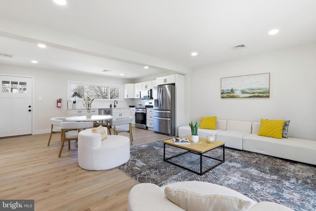 110 DEEP DALE DR E, Levittown, PA 19056