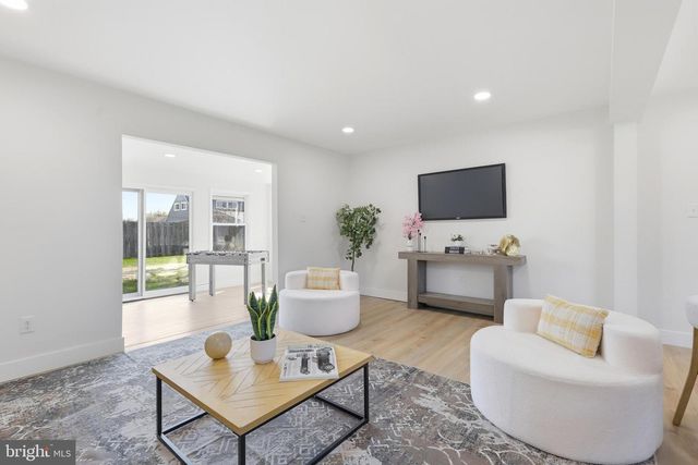 110 DEEP DALE DR E, Levittown, PA 19056