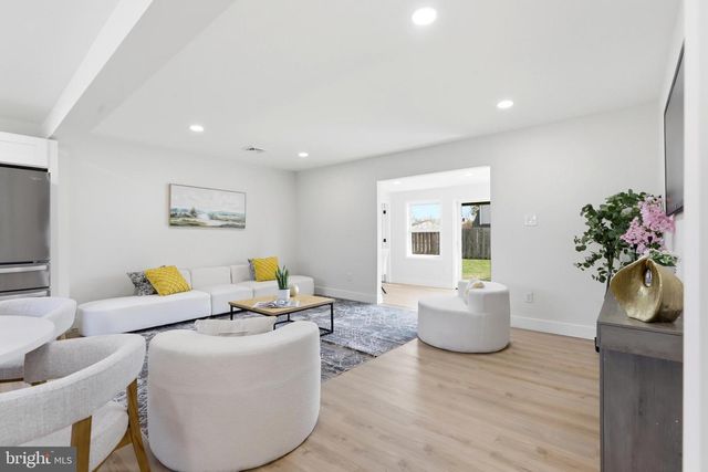 110 DEEP DALE DR E, Levittown, PA 19056