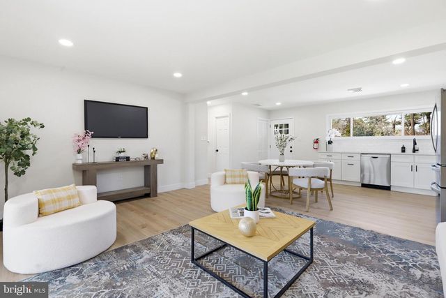 110 DEEP DALE DR E, Levittown, PA 19056