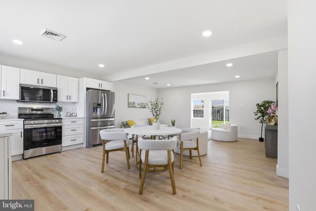 110 DEEP DALE DR E, Levittown, PA 19056