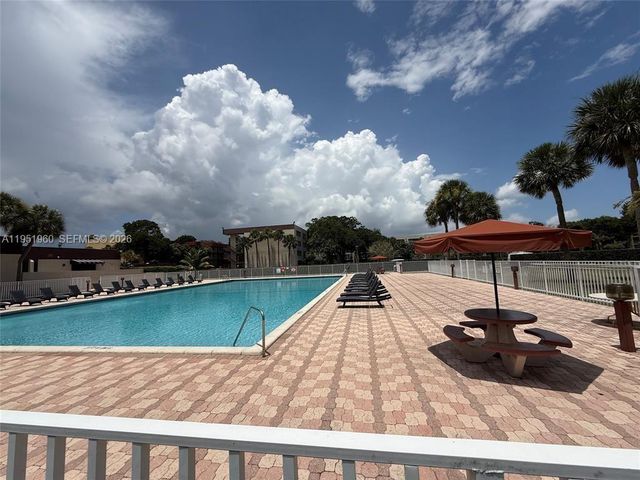 3070 NW 48th Ter 413, Lauderdale Lakes, FL 33313