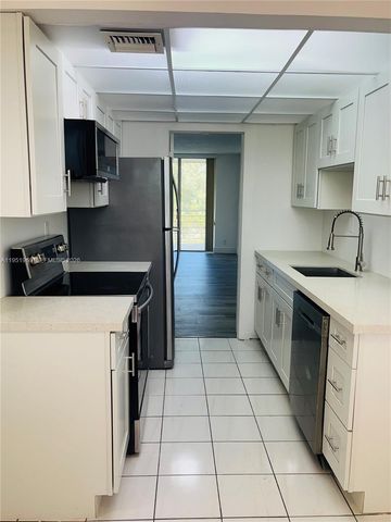 3070 NW 48th Ter 413, Lauderdale Lakes, FL 33313