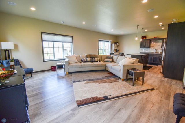 412 Hampton Drive W, Moorhead, MN 56560