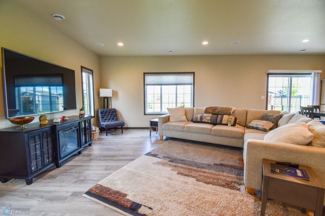 412 Hampton Drive W, Moorhead, MN 56560