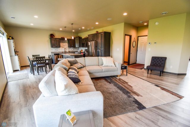 412 Hampton Drive W, Moorhead, MN 56560