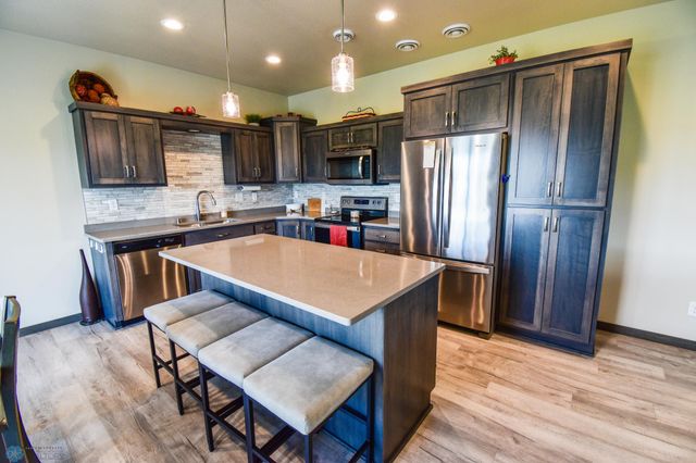 412 Hampton Drive W, Moorhead, MN 56560