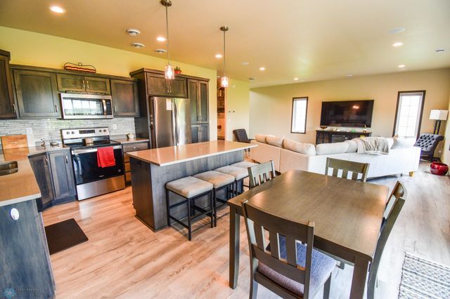 412 Hampton Drive W, Moorhead, MN 56560