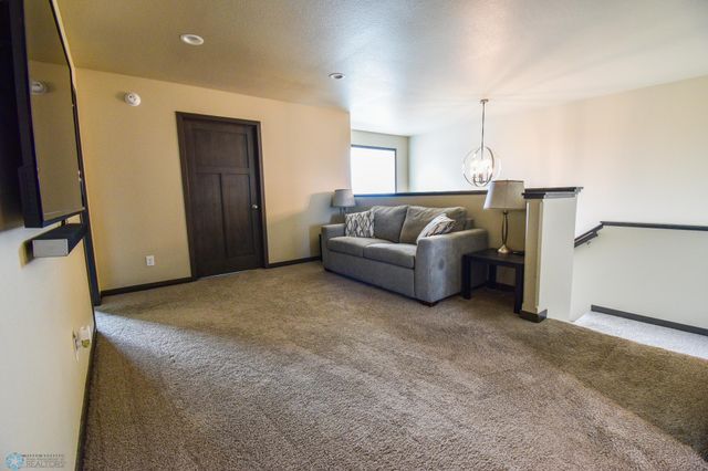 412 Hampton Drive W, Moorhead, MN 56560