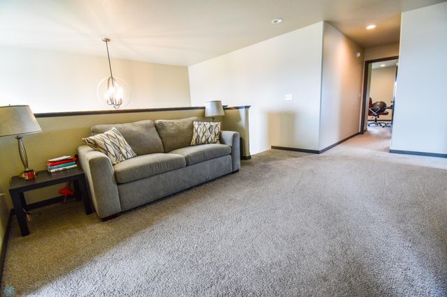 412 Hampton Drive W, Moorhead, MN 56560