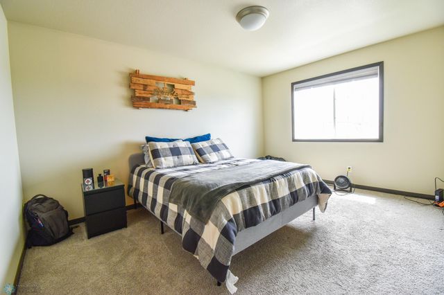 412 Hampton Drive W, Moorhead, MN 56560