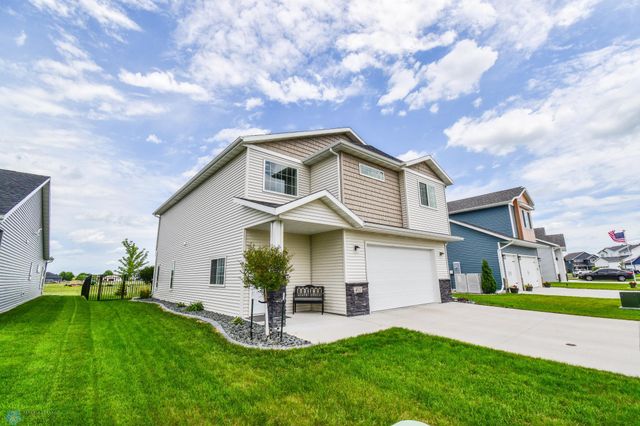 412 Hampton Drive W, Moorhead, MN 56560