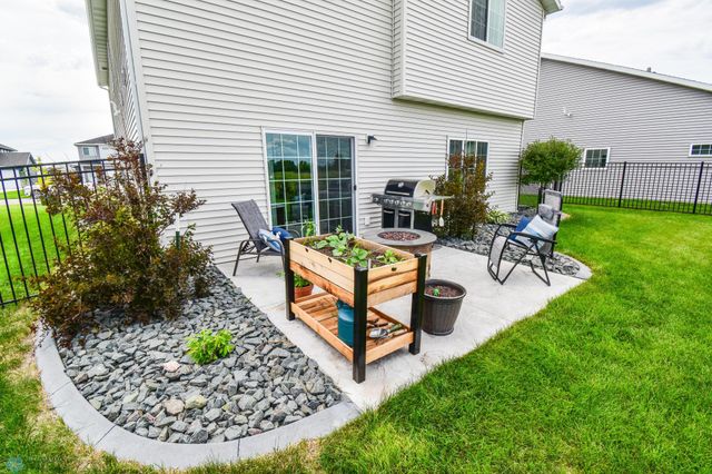 412 Hampton Drive W, Moorhead, MN 56560