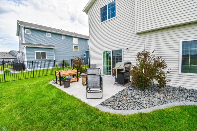 412 Hampton Drive W, Moorhead, MN 56560