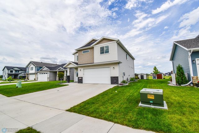 412 Hampton Drive W, Moorhead, MN 56560