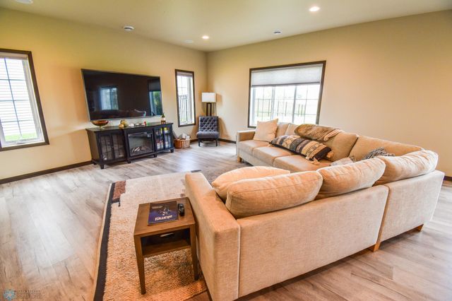 412 Hampton Drive W, Moorhead, MN 56560
