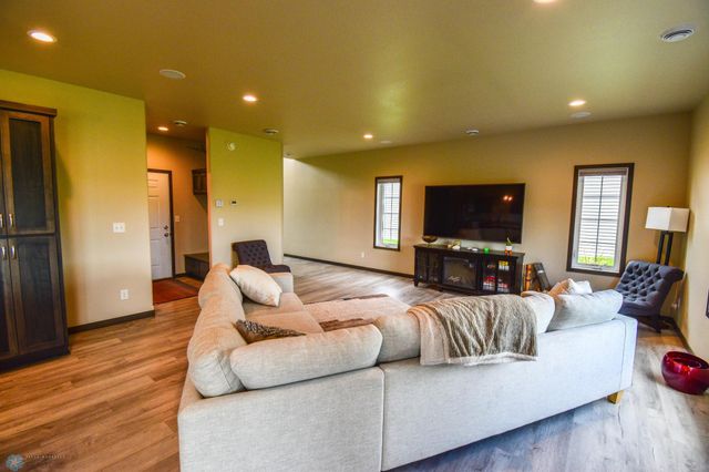 412 Hampton Drive W, Moorhead, MN 56560