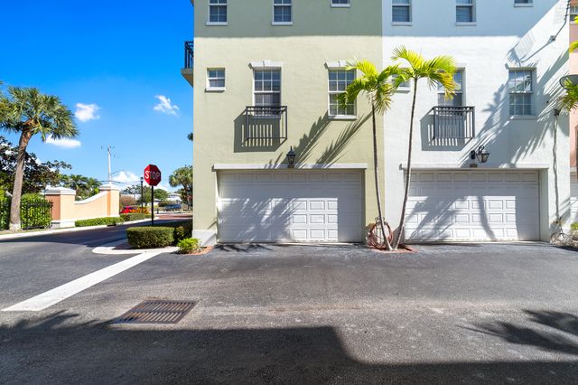 1002 E Heritage Club Circle, Delray Beach, FL 33483