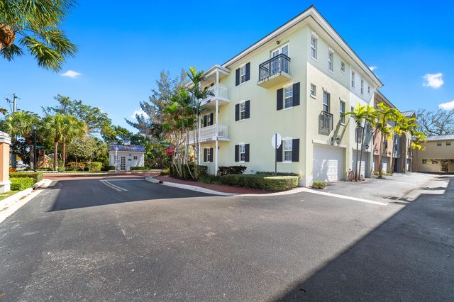 1002 E Heritage Club Circle, Delray Beach, FL 33483