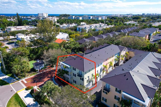 1002 E Heritage Club Circle, Delray Beach, FL 33483