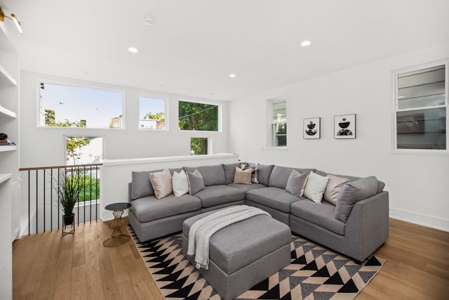 3430 W Lyndale Street, Chicago, IL 60647