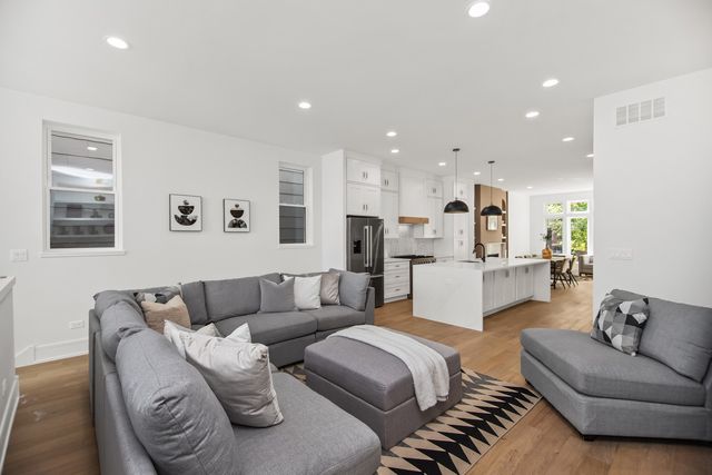 3430 W Lyndale Street, Chicago, IL 60647