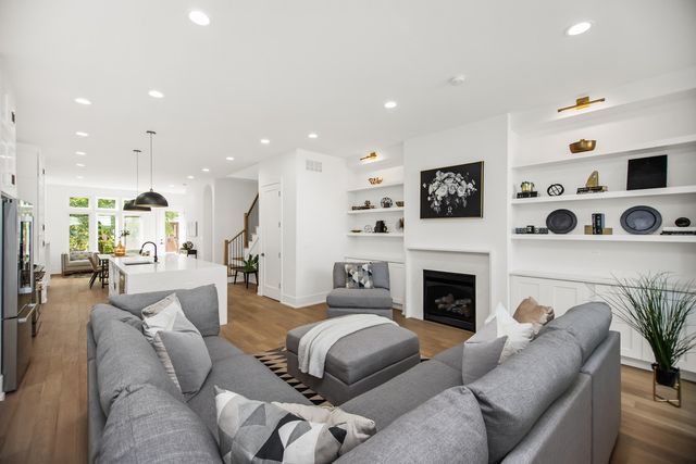 3430 W Lyndale Street, Chicago, IL 60647