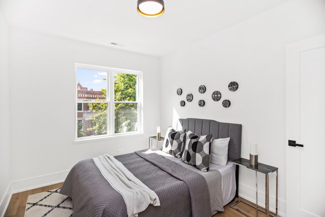 3430 W Lyndale Street, Chicago, IL 60647