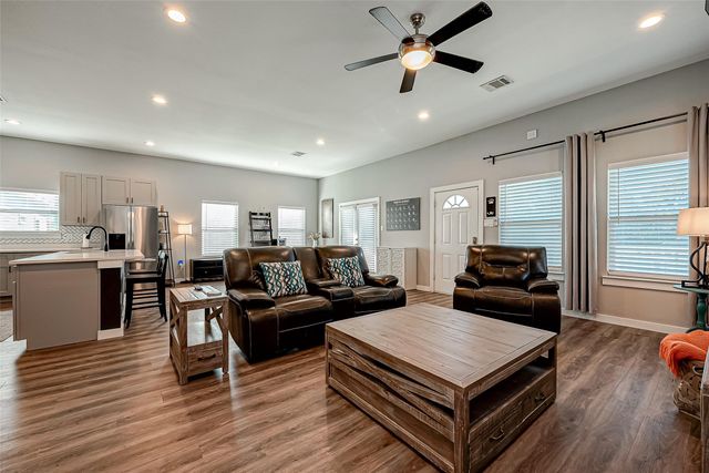 108 Bay Oaks Drive, La Porte, TX 77571