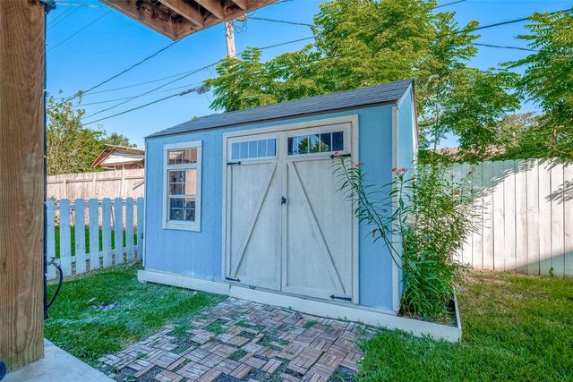 108 Bay Oaks Drive, La Porte, TX 77571