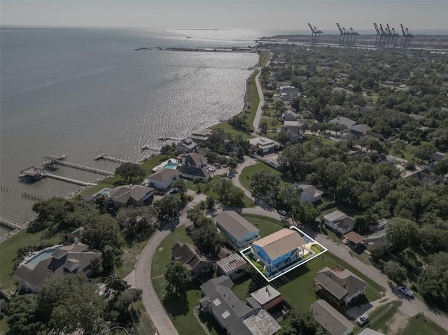 108 Bay Oaks Drive, La Porte, TX 77571