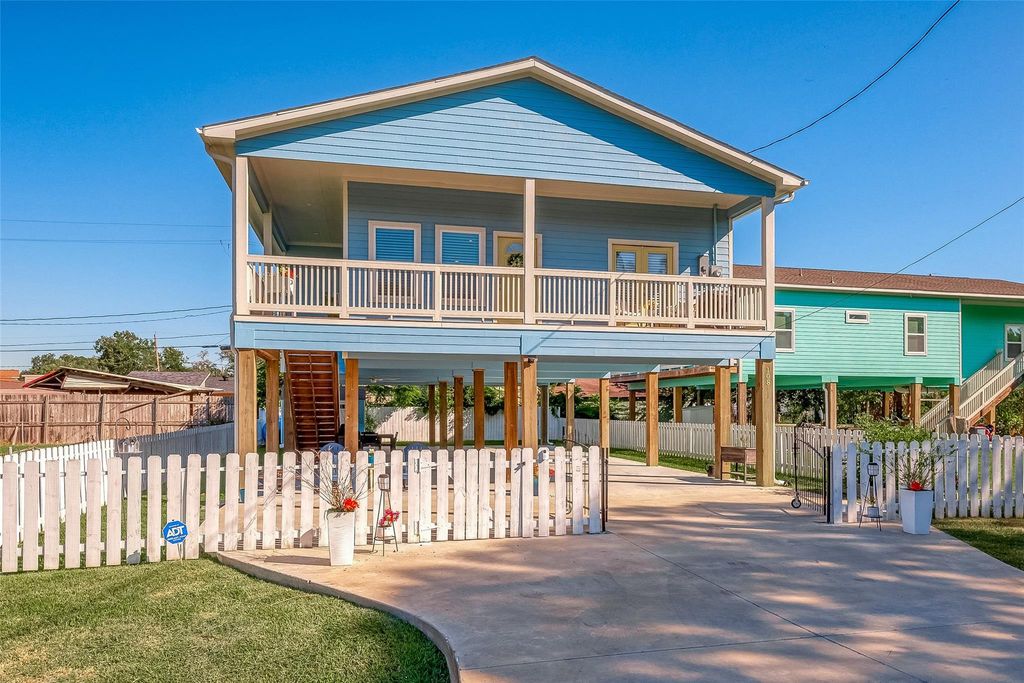 108 Bay Oaks Drive, La Porte, TX 77571