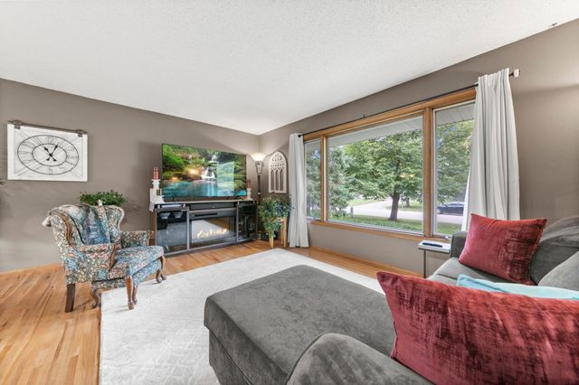 228 Walnut Lane, Apple Valley, MN 55124
